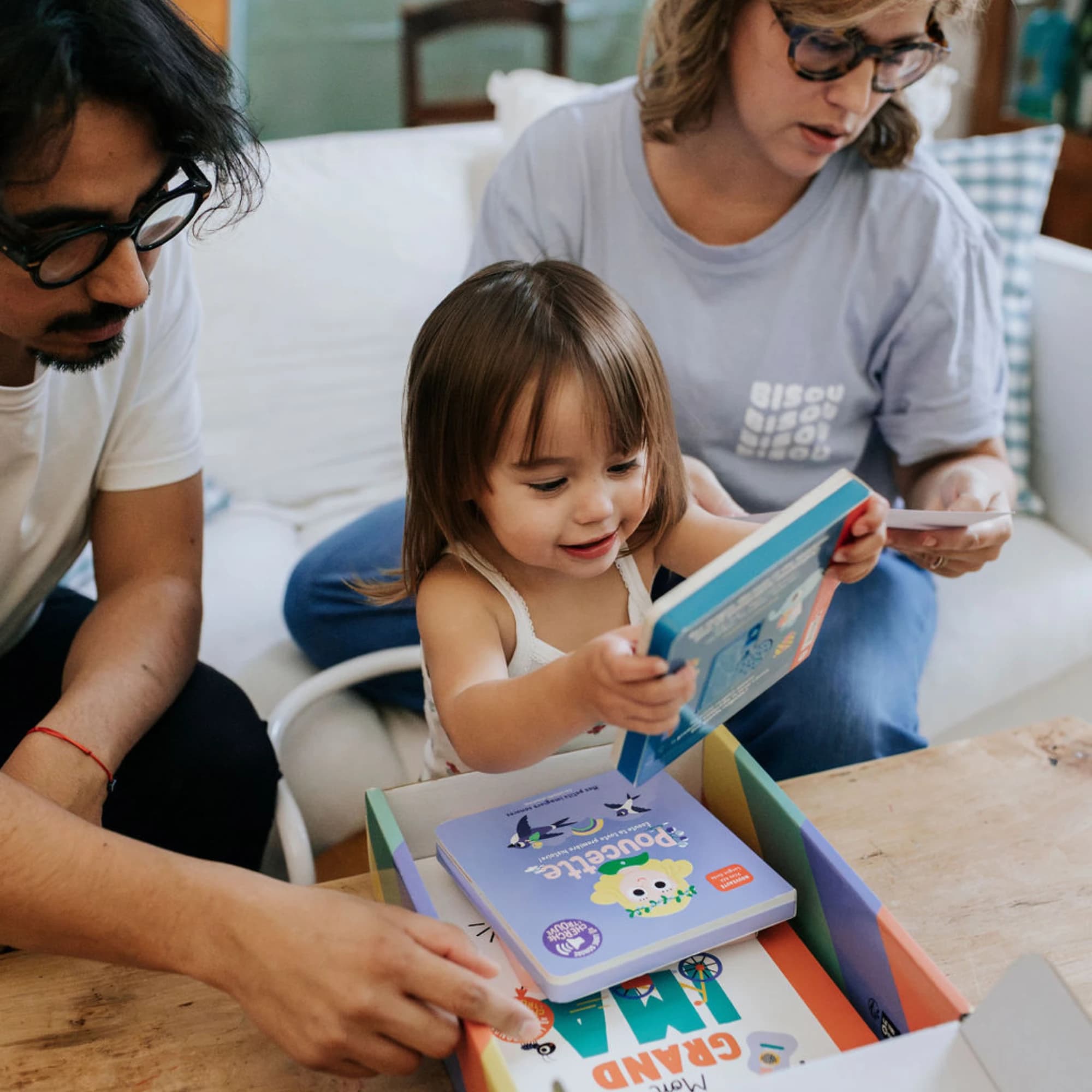 Maman et enfant ouvrant un coffret Noti