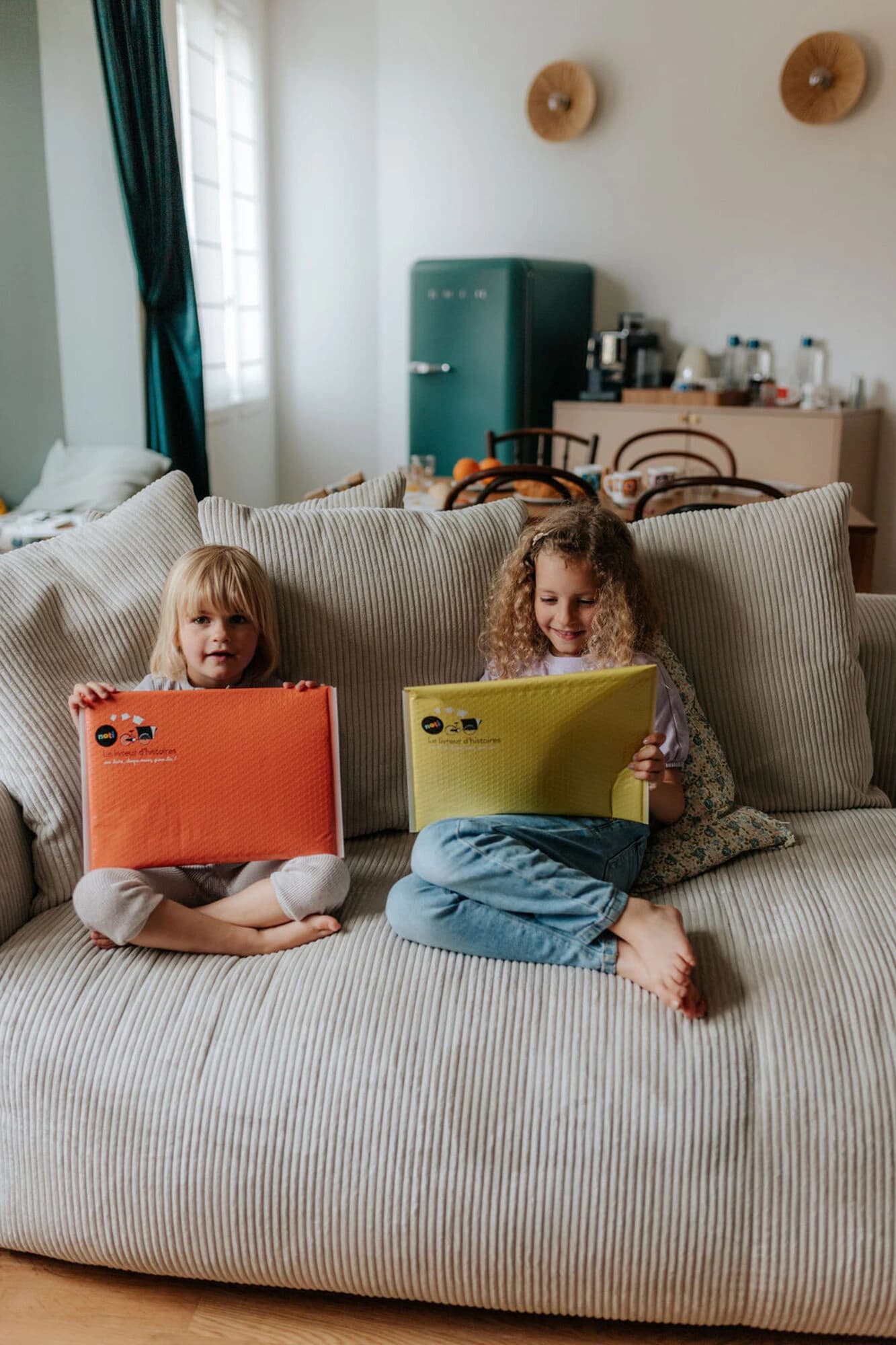Enfants lisant des livres Noti sur un canapé
