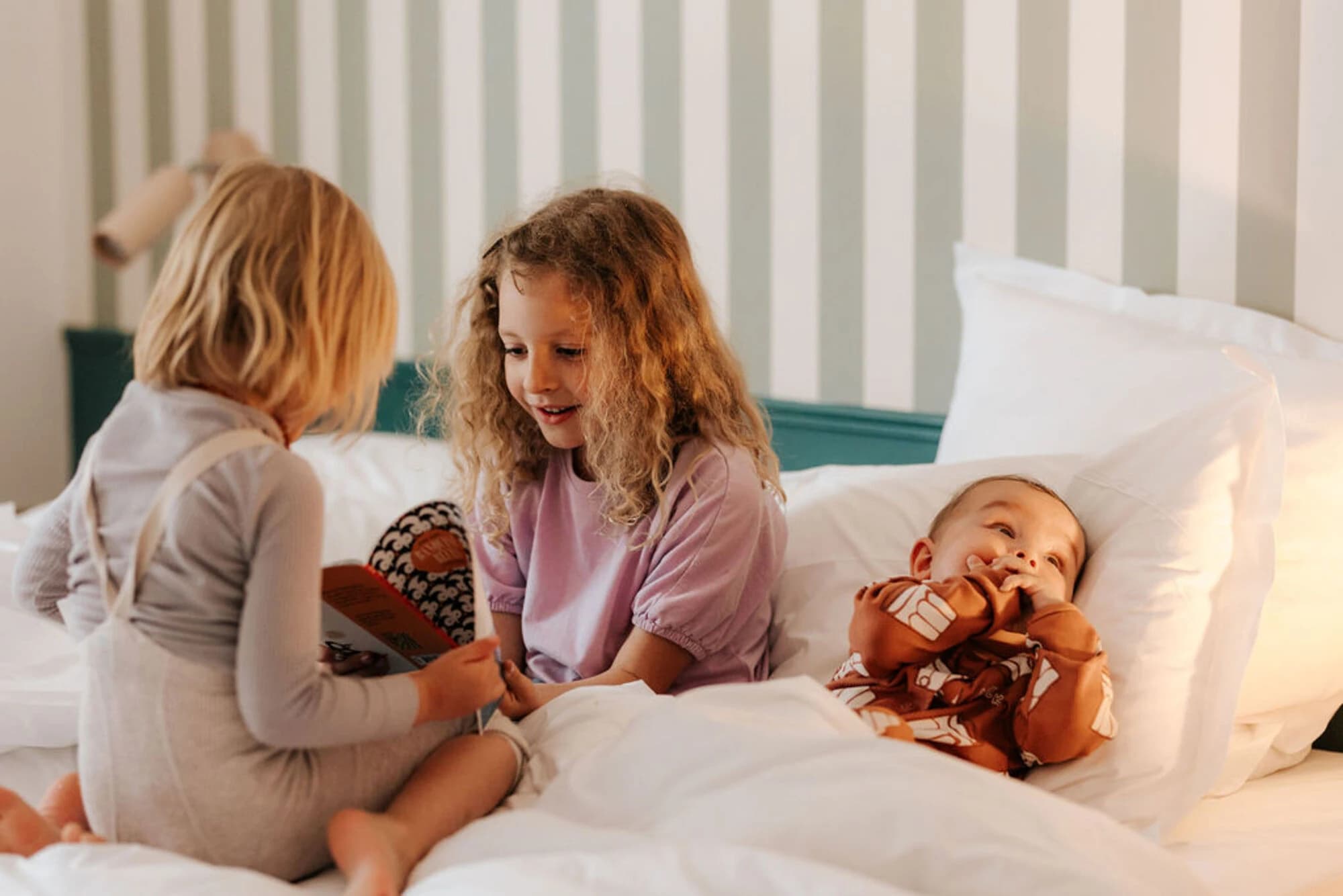 Enfants lisant ensemble