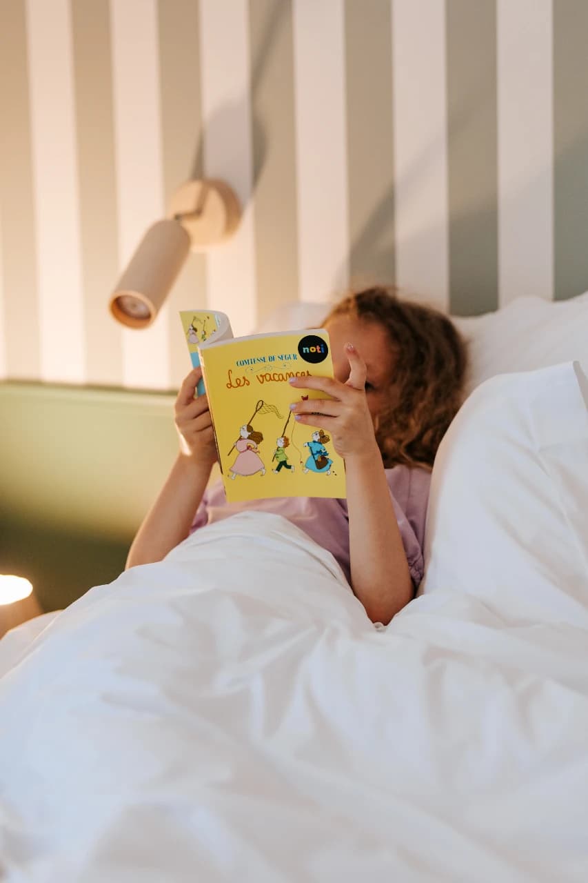 Enfant lisant une histoire